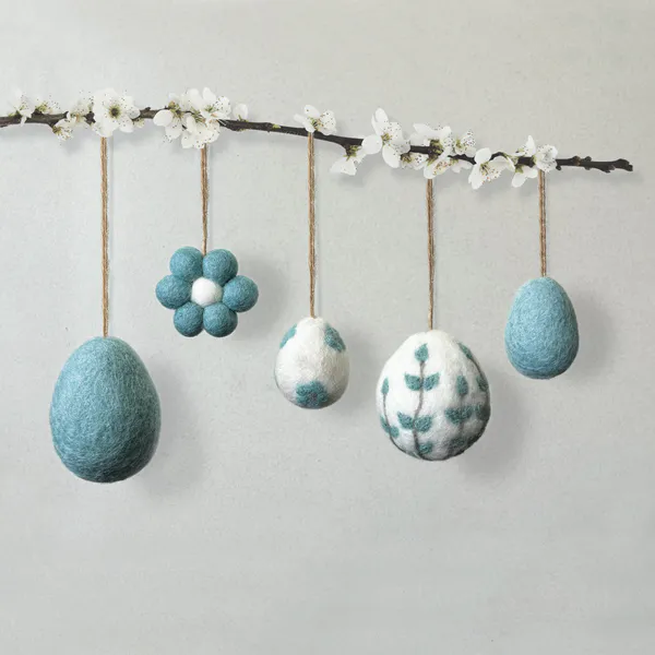 Hovedbilde Floral felted egg-blue- East Of India